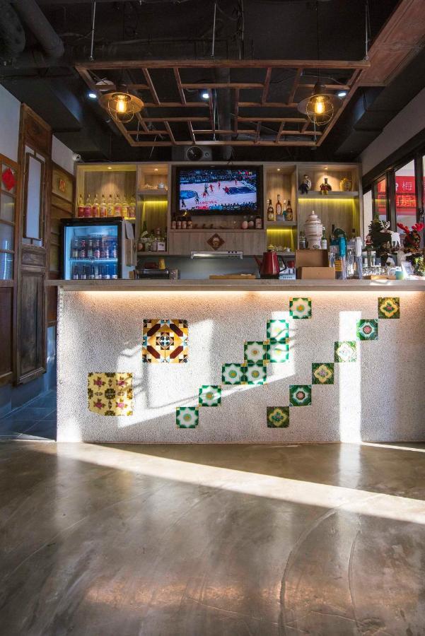 Old Door Hostel & Bar Тайбэй Экстерьер фото
